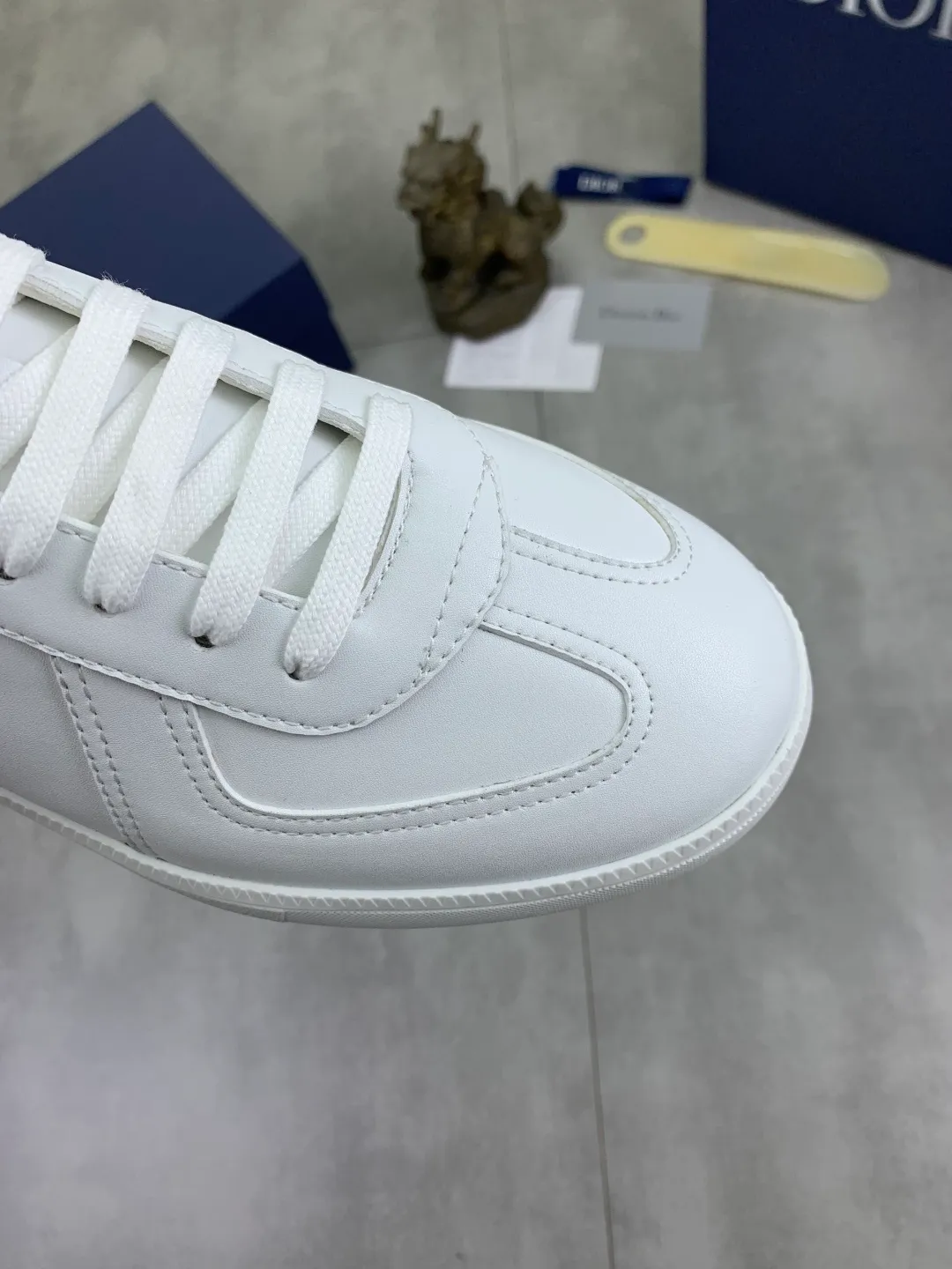 Men's shoes 💰P360 New Dior B01 moral training shoes, white first-layer cowhide, original molded outsole. New to the fall collection, this sneaker marks the return of a Dior classic, reinterpreted in a stylish and elegant silhouette. Crafted from white smooth first-grain cowhide with a tonal silk sheepskin lining, it features the Dior logo on the tongue and inner sides, and a CD icon on the heel. Paired with Tpu anti-slip soles of the same color, it can be matched with various styles to create a sophisticated look.  Code number: 38-44